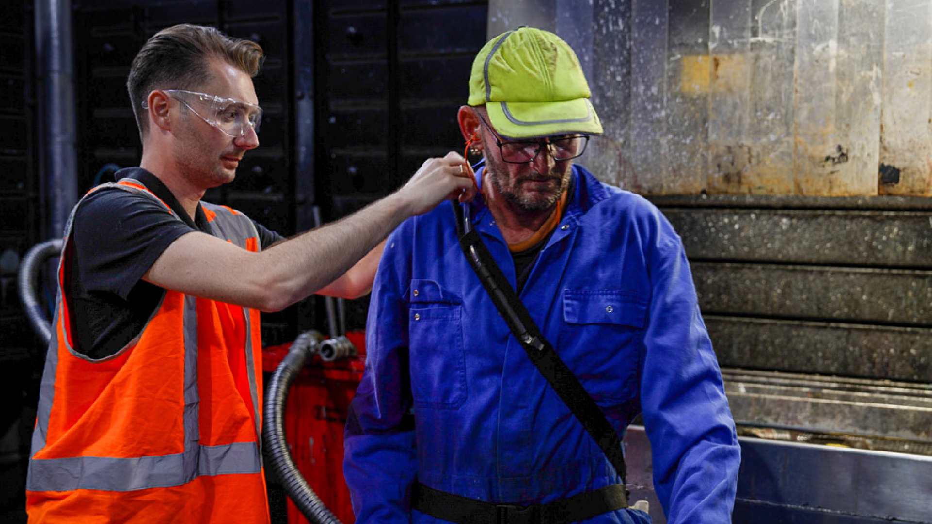 RPS medewerker plaatst meetapparatuur bij medewerker van opdrachtgever voor metingen industriële hygiëne en toxicologie.
