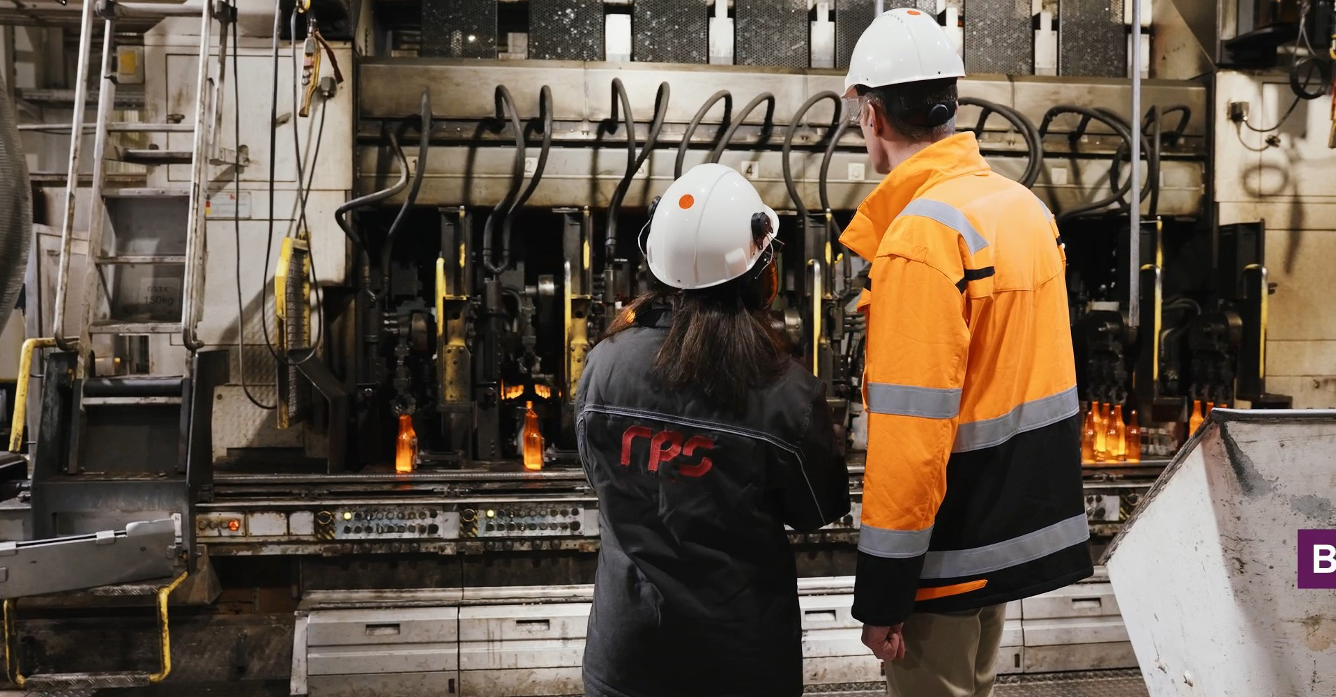 RPS arbeidshygiënist met een medewerker van opdrachtgever tijdens inspectie industriële hygiëne en toxicologie in industrie.