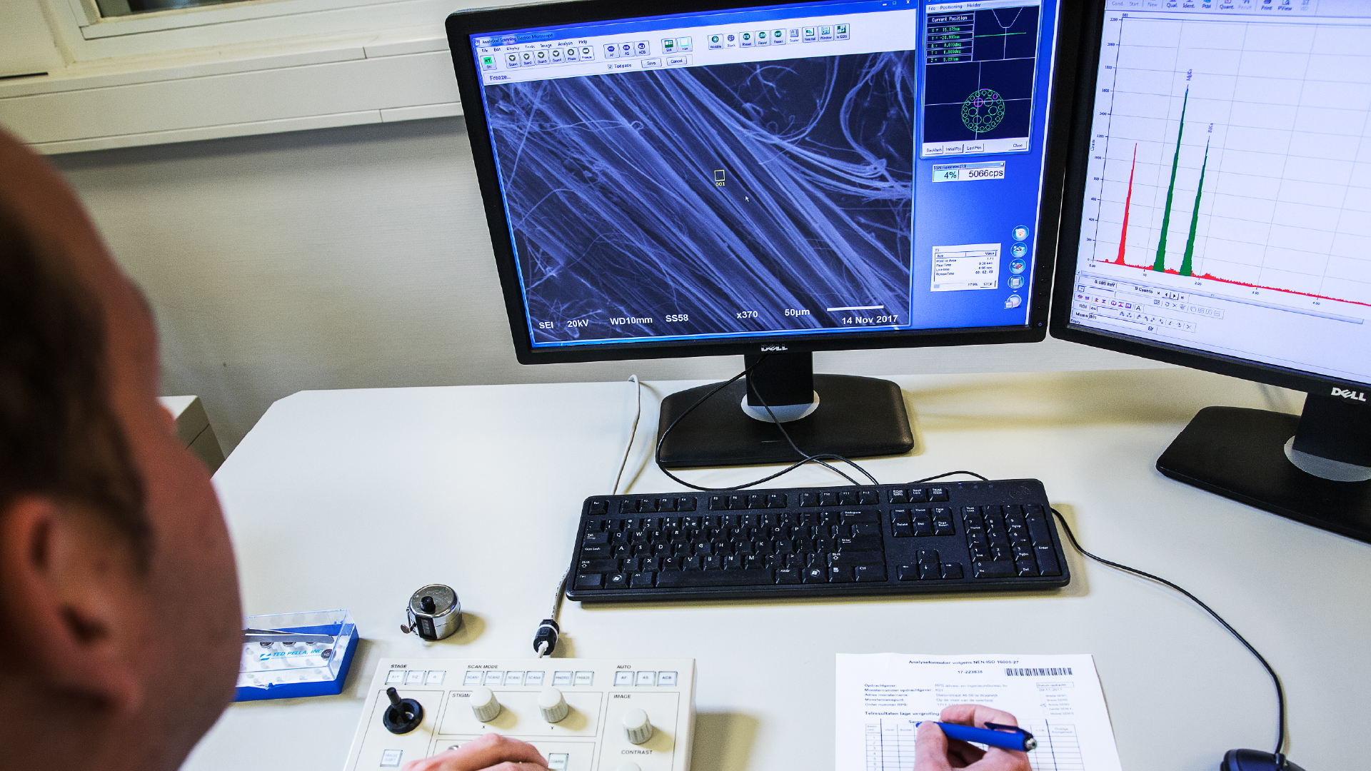 Asbestanalyse op een computerscherm in het laboratorium van RPS in Breda