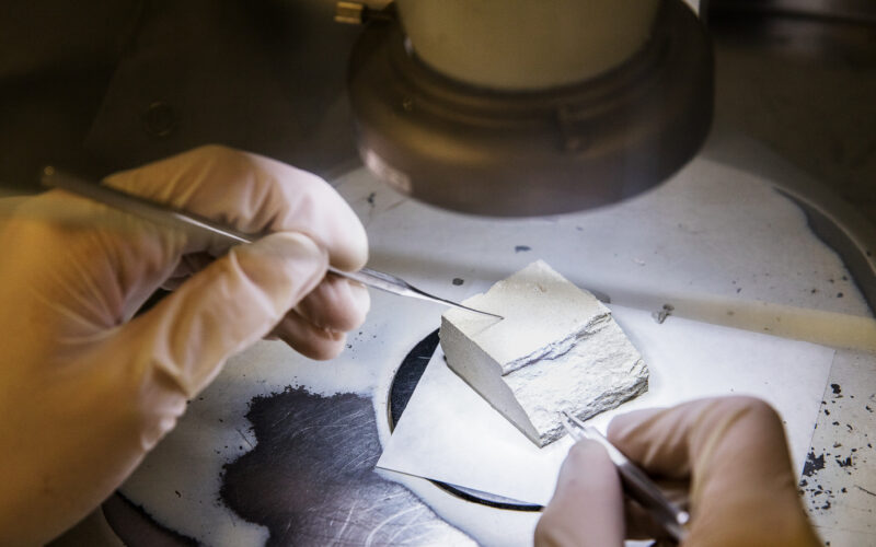 Onderzoek asbestverdacht materiaal onder microscoop