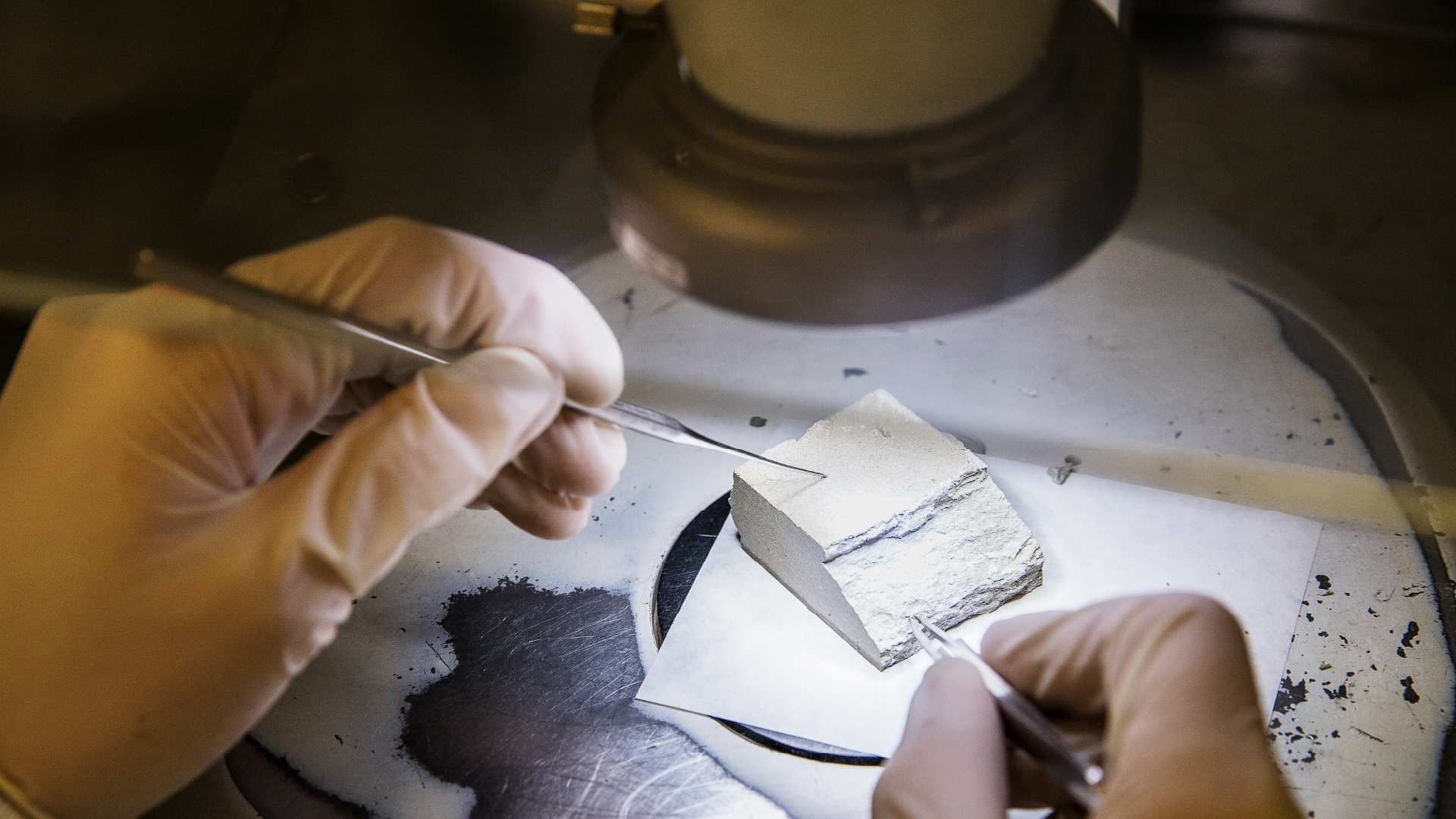 Onderzoek asbestverdacht materiaal onder microscoop