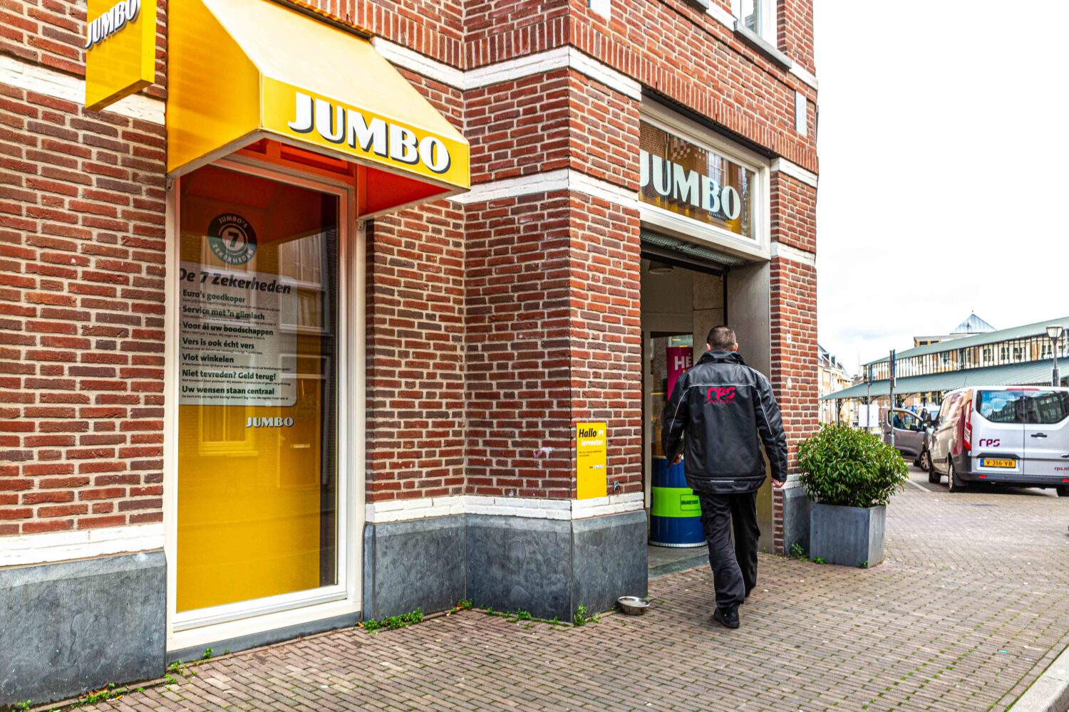 RPS inspecteur gaat Jumbo winkelpand binnen
