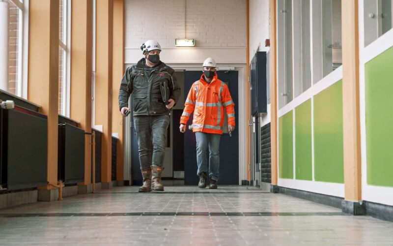 RPS medewerkers lopen door gangen Schoonhovens College