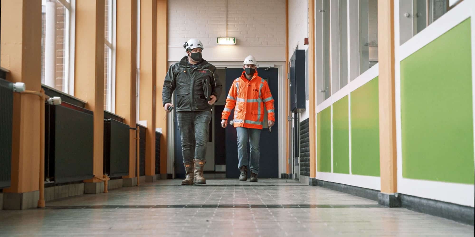 RPS medewerkers lopen door gangen Schoonhovens College
